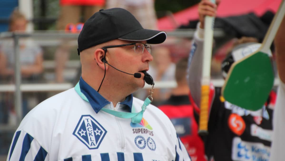 Syöttötuomari Jesse Mäkinen.