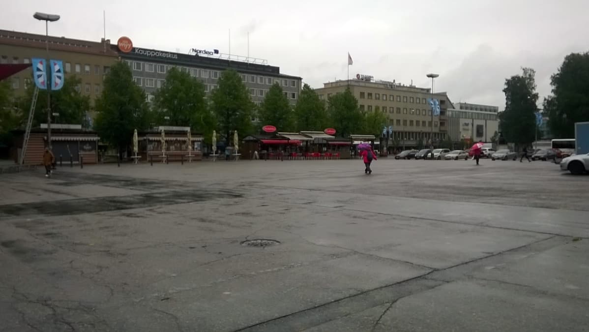 Joensuun autio tori kesäkuun kylmässä sateessa.