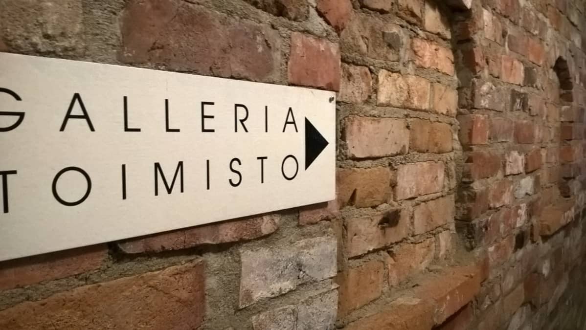 Varikko-gallerian kyltti ja rouheaa seinää.