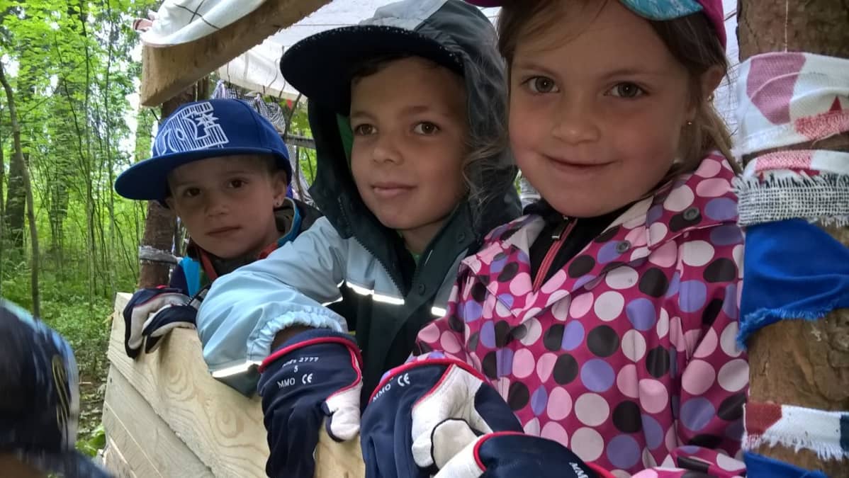 Topias Olkkonen, Lucas Jantunen ja Lumia Jantunen majaleirillä.