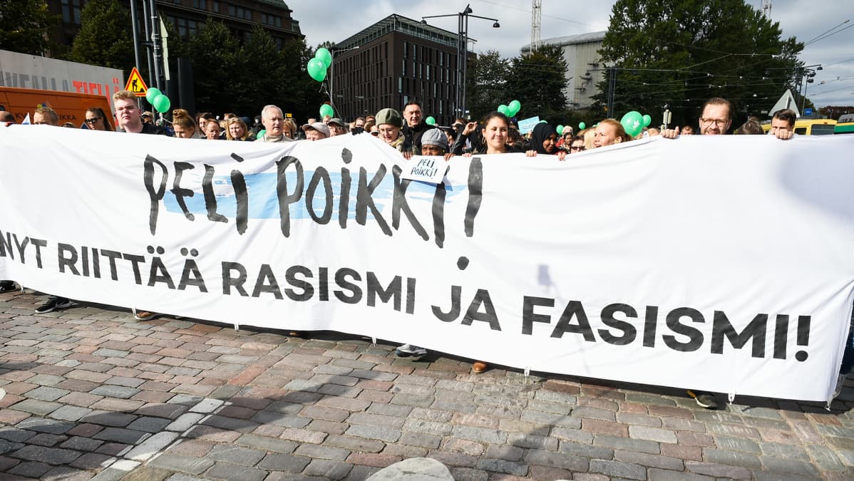 Peli Poikki! – Rikotaan hiljaisuus -mielenosoitus Kansalaistorilla Helsingissä 24. syyskuuta.