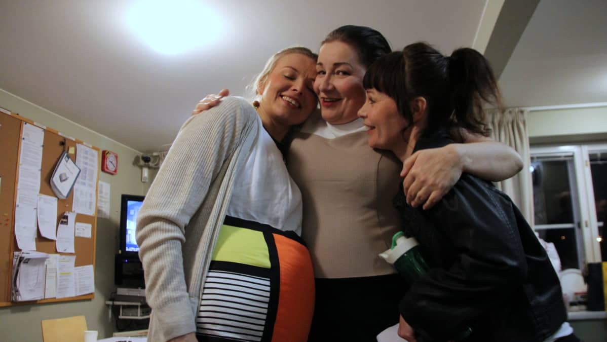 Näyttelijät Mirva Kuivalainen, Anna Ojanne ja Maria Sarkkinen esityksen jälkeen.