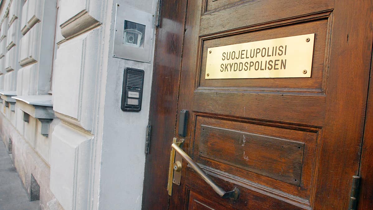 Suojelupoliisin ulko-ovi Helsingissä.