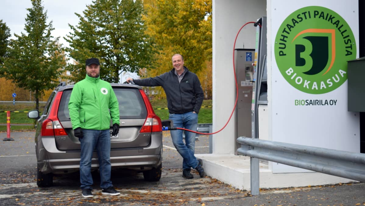 Biosairila Oy:n toimitusjohtaja Sami Hirvonen sekä ProAgria Etelä-Savon energia-asiantuntija Panu Jouhkimo Mikkelin Graanin kaasutankkausasemalla.