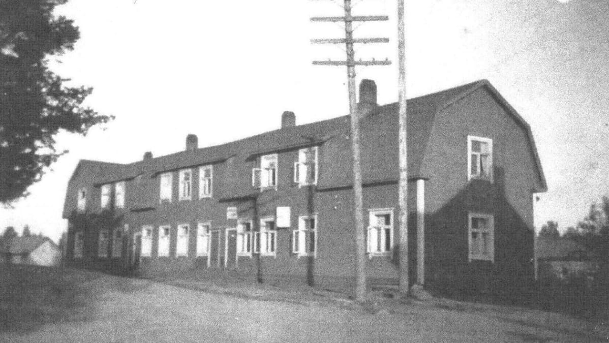 Martinnemessä sijainnut maineikas vuokratalo "Yöjuna" paloi 1960-luvun lopulla. Yläkerran ikkunassa paloi valo kulkijoita kutsuen.