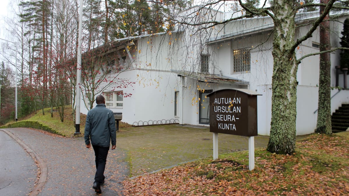 Jean Claude Kabeza kävelemässä Pyhän Ursulan seurakunnan kirkolle