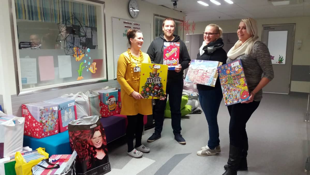 Kuvassa joulukalentereita muovipussissa ja Anna-Leena Hohenthal, Nico Jäväjä, Salla Kronbäck ja Merja Valkeapää.