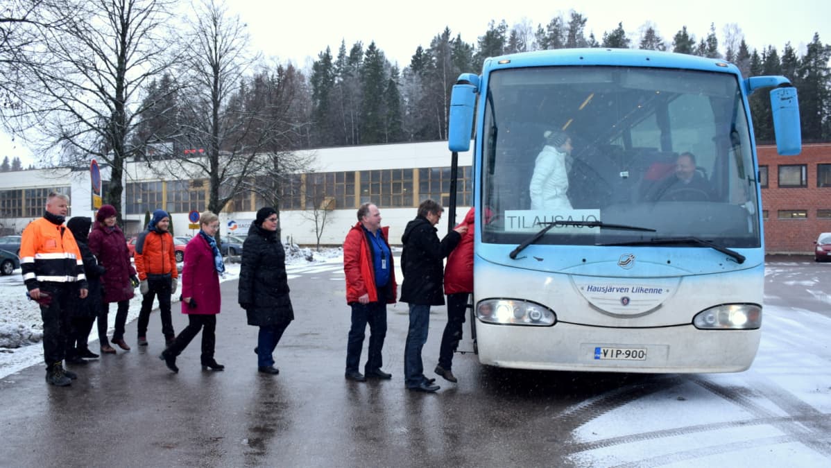 Opettajia astumassa linja-autoon