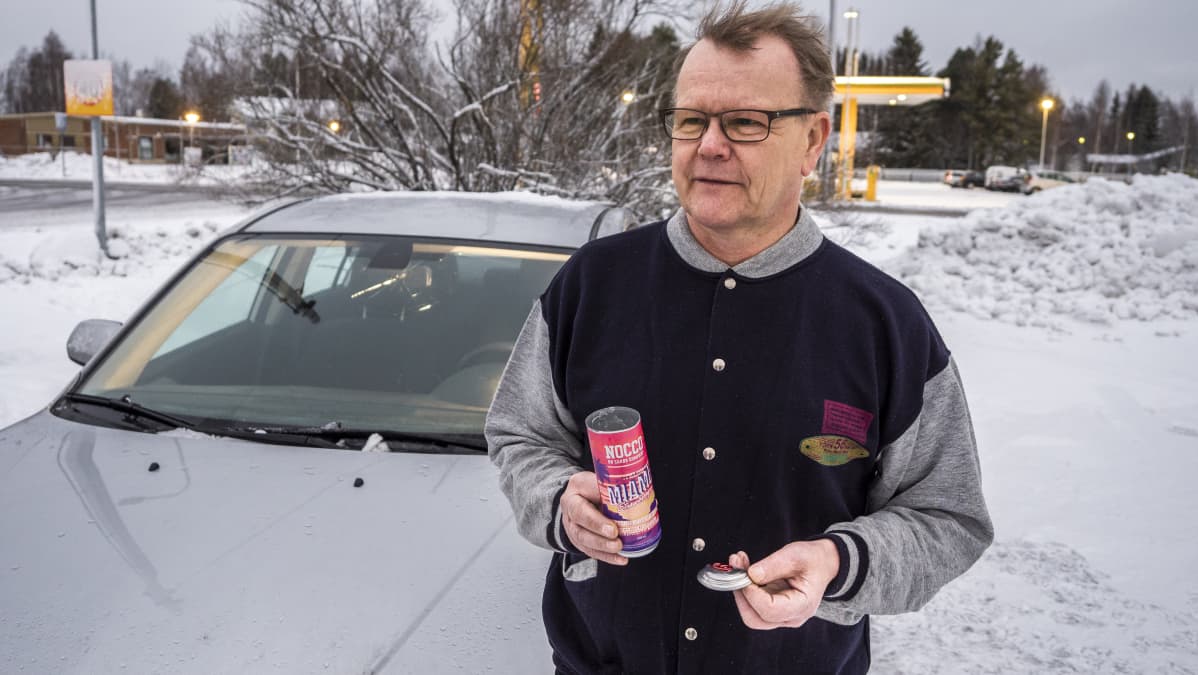 Iiläinen Ismo Piri kertoo kuinka energiajuoma räjähti ja rikkoi auton tuulilasin