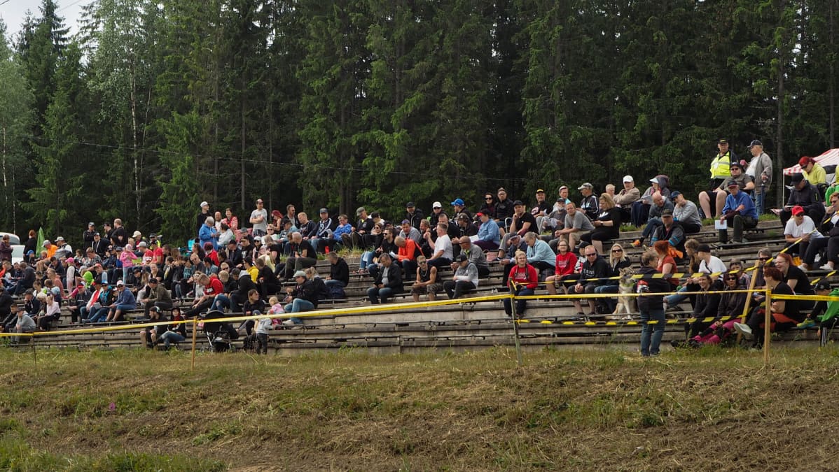 Ihmiset istuvat katsomossa.