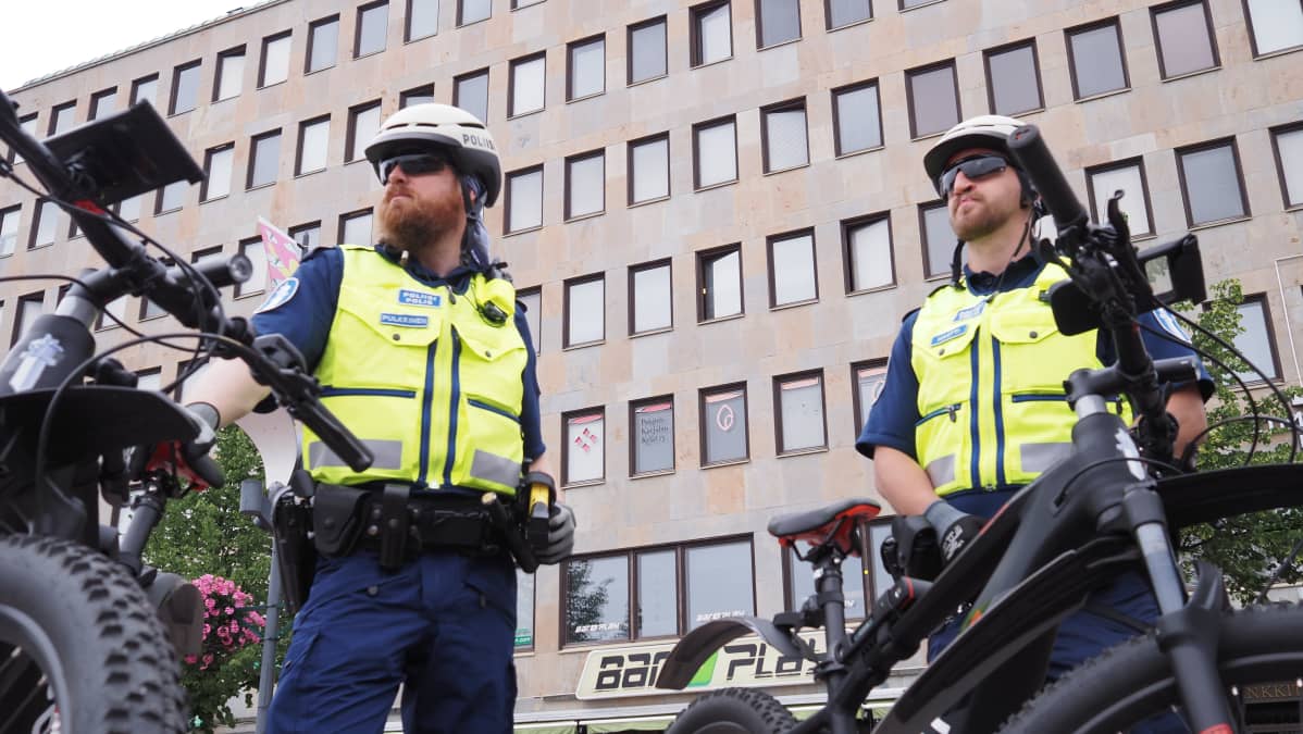 Polkupyörä poliisit nojaavat pyöriin