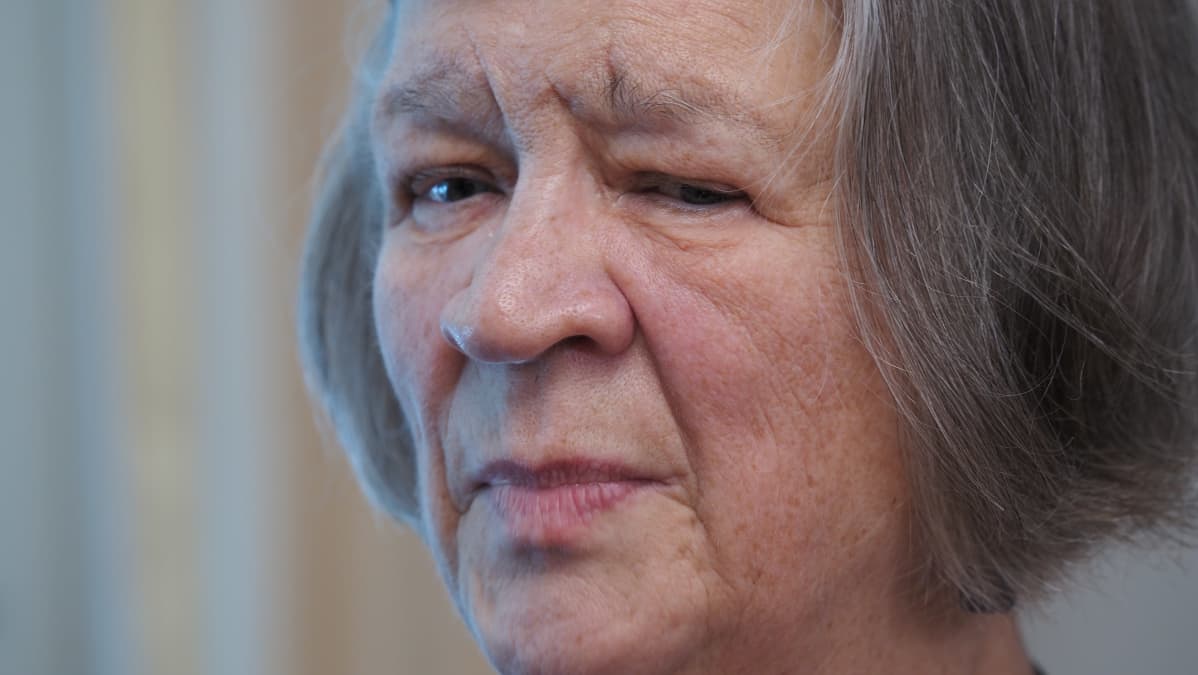 lähikuva iäkkään naisen kasvoista