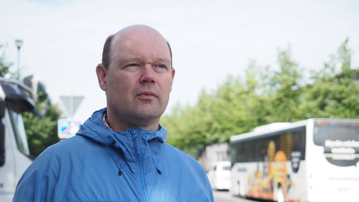 Joensuun kaupungin joukkoliikennesuunnittelija Timo Lappi bussipysäkillä elokuussa 2020.