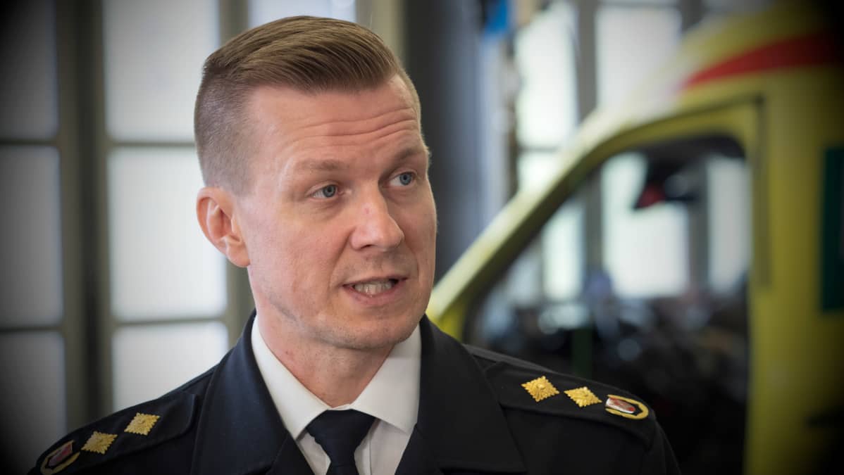 Mies katsoo kaukaisuuteen