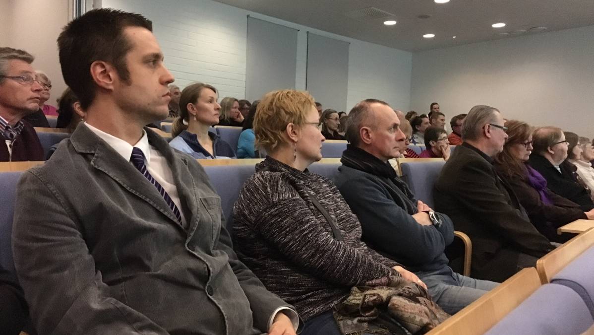Asukastilaisuus täytti Aleksis Kiven koulun auditorion.