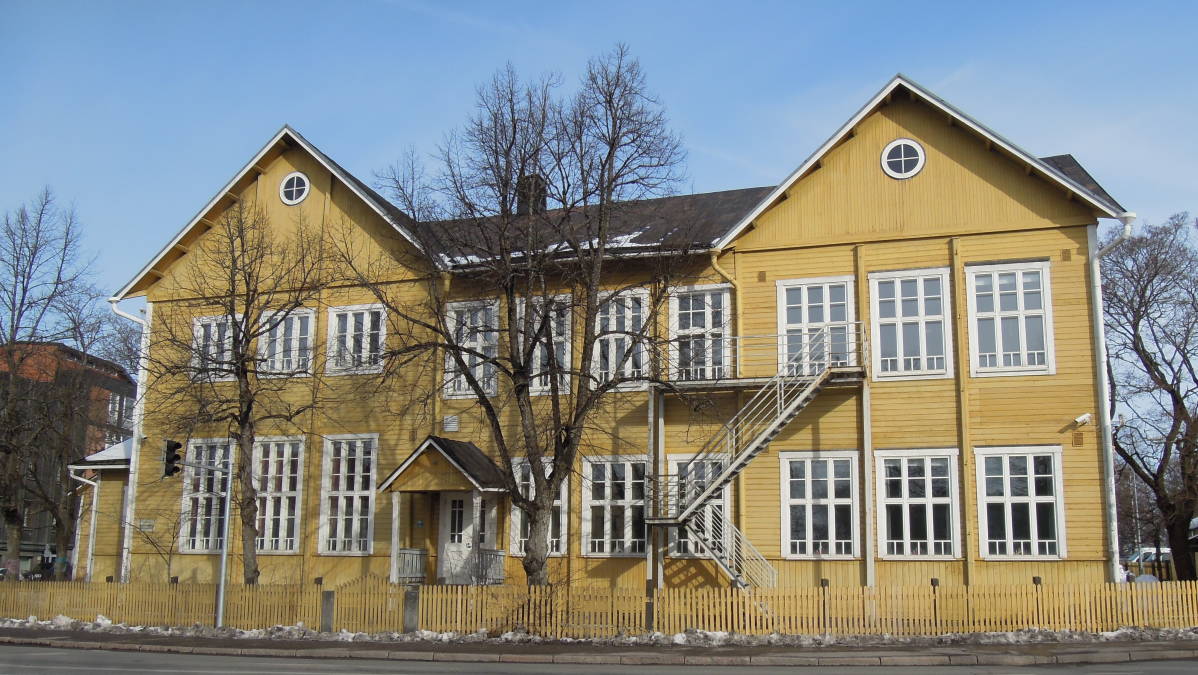 Puu-Anttila kuvattuna kadun puolelta.