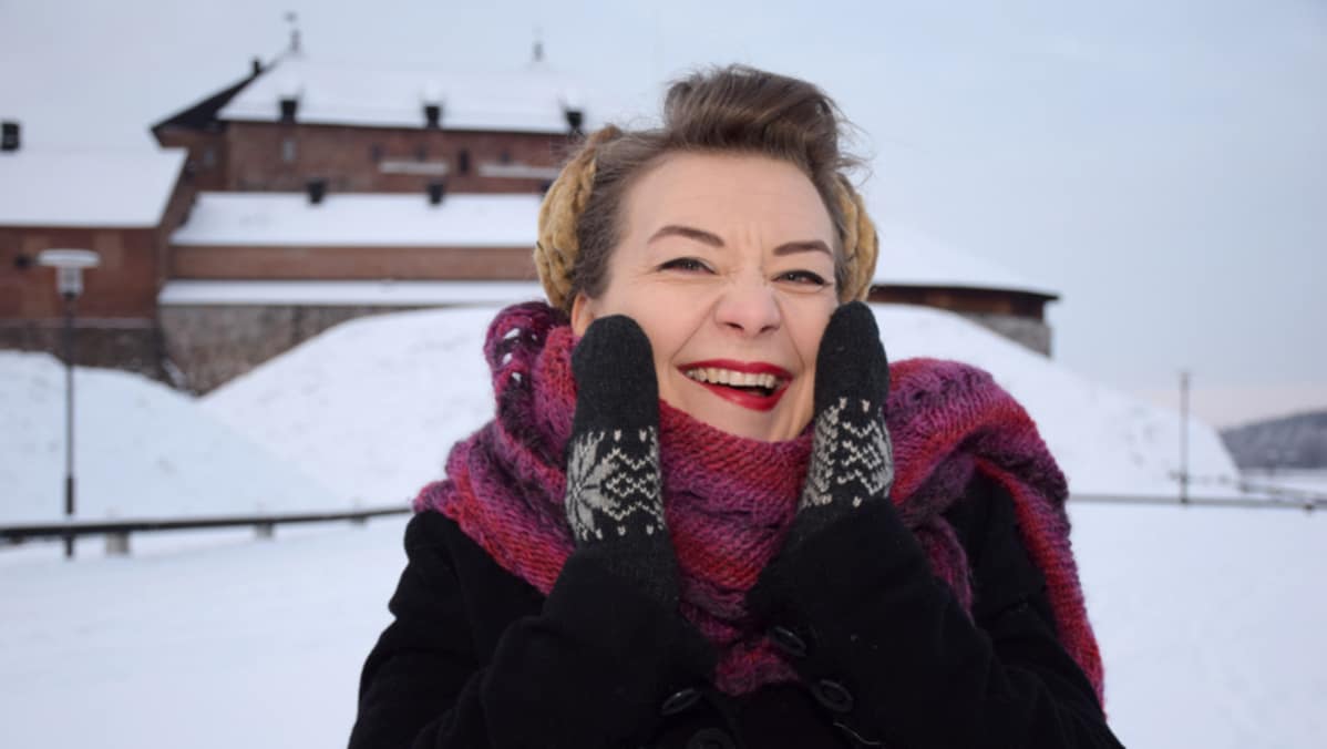 Katleena Kortesuo Hämeen linnan edustalla