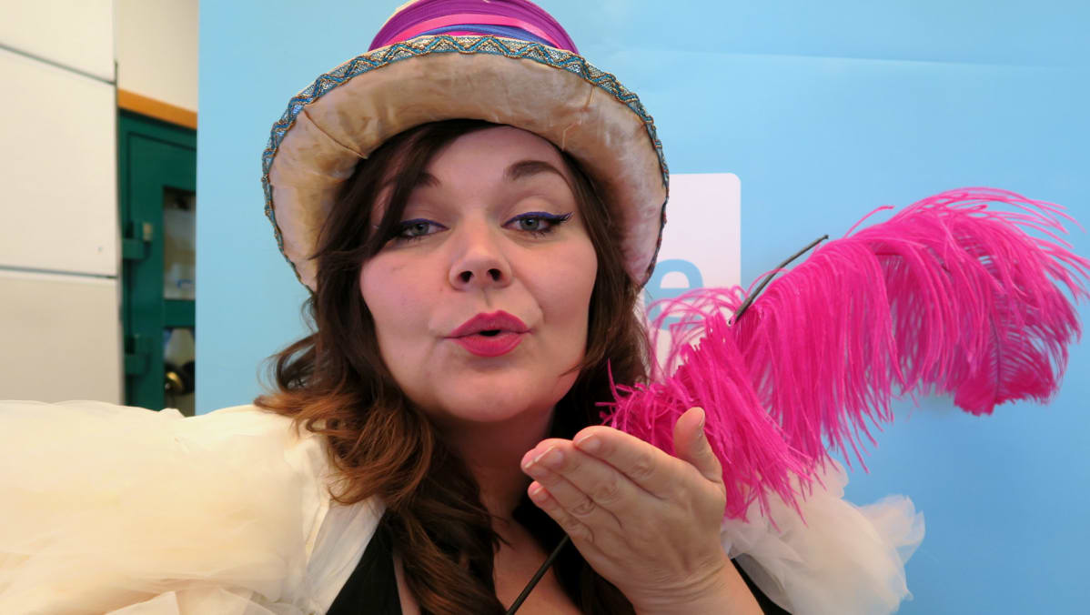 Susanna Immonen burleskitaiteilijana Lady Misty Mayn hahmossa