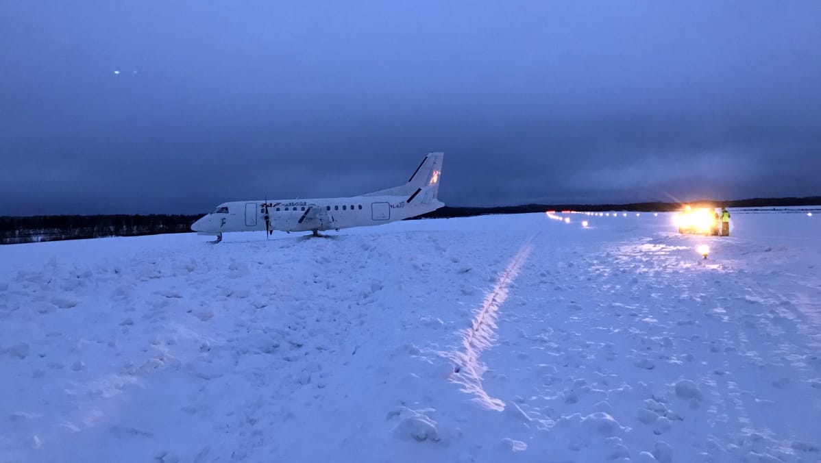 Raf Avian lentokone ajatuneena sivuun kiitoradalta Savonlinnan lentokentällä