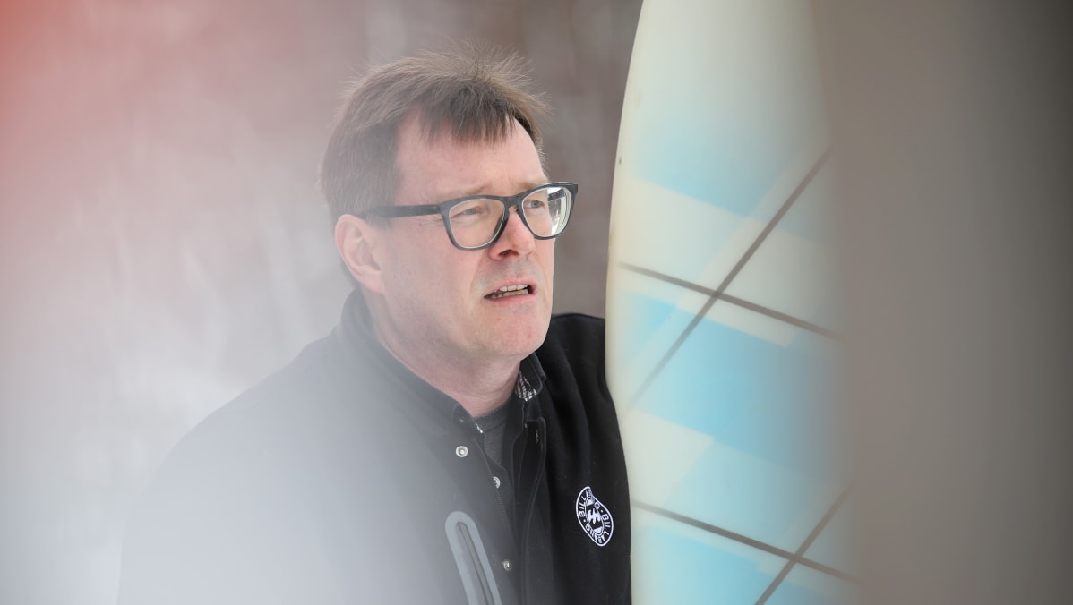 Hiihtäminen on kivaa, mutta siinä olet lumen päällä. Et ole osa elementtiä, kuten vedessä, sanoo Jari Laakso.