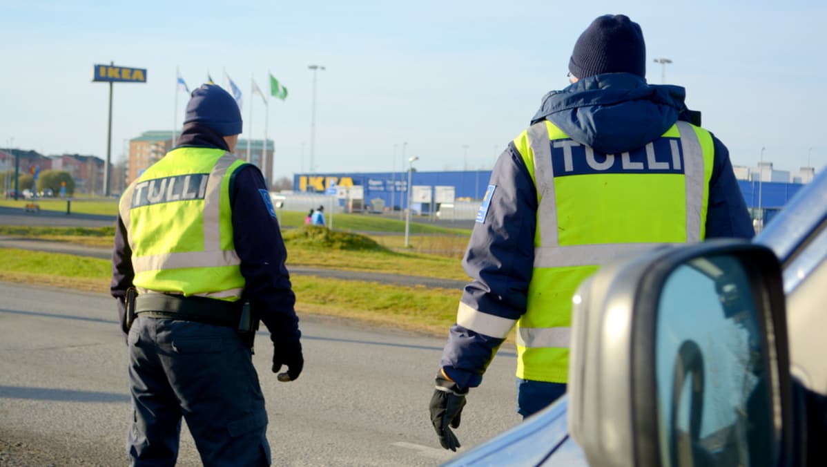 Tullivirkailijoita Tornion ja Haaparannan rajalle tekemässä tehostettua ulkomaalaisvalvontaa.