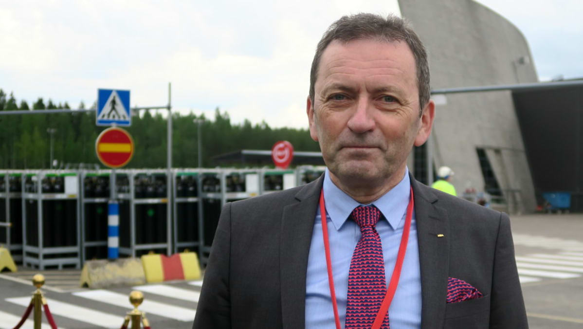 Mies tehtaan ulkopuolella