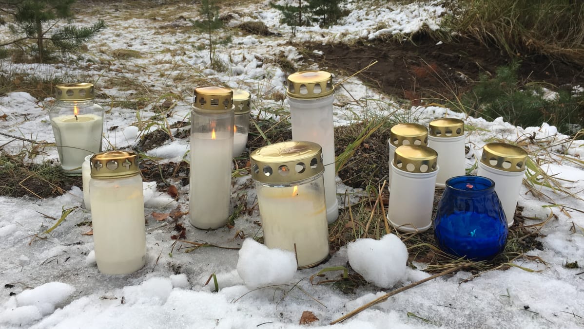 Sokgbyn tasoristeyksen viereen on tuotu muistokynttilöitä.