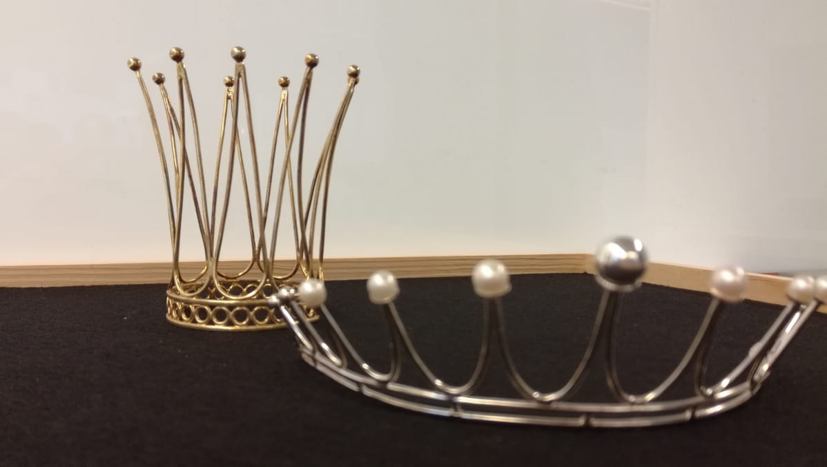 morsiamen kruunu ja tiara alustalla