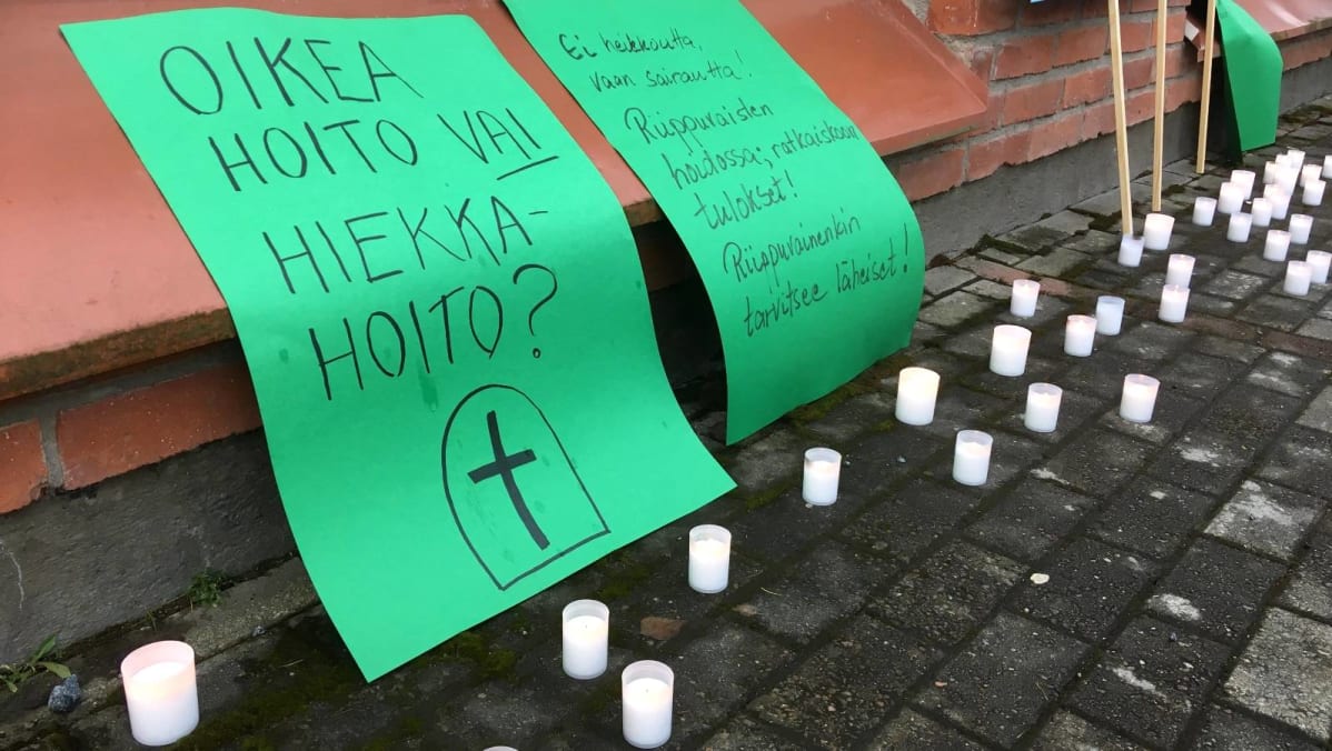 Mielenosoituskylttejä, joissa vaaditaan parempaa päihdehoitoa