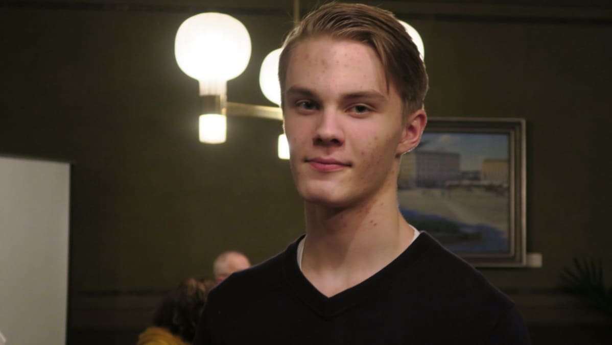 Nuori mies virnuilee