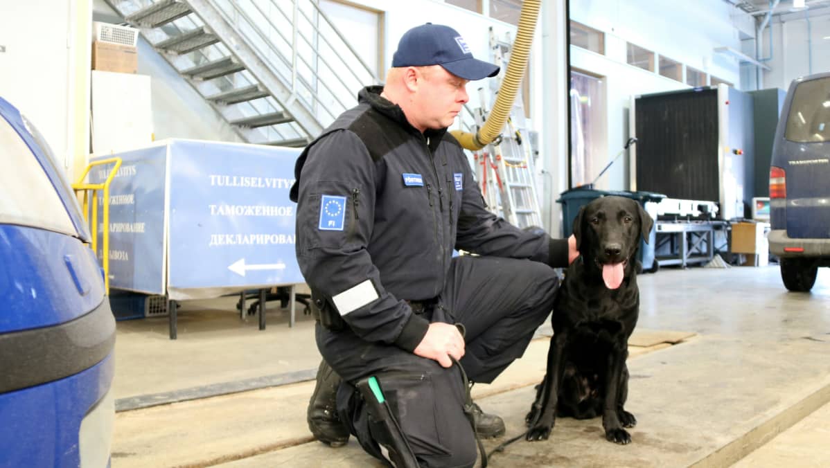 Niiralan tullin tupakkakoira Jope ja ohjaaja Kimmo Pöntine