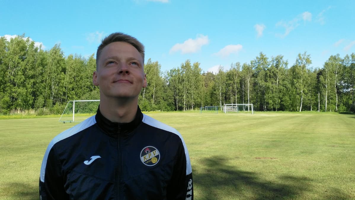 Kuvassa Miko Tornikoski katsoo taivaalle.