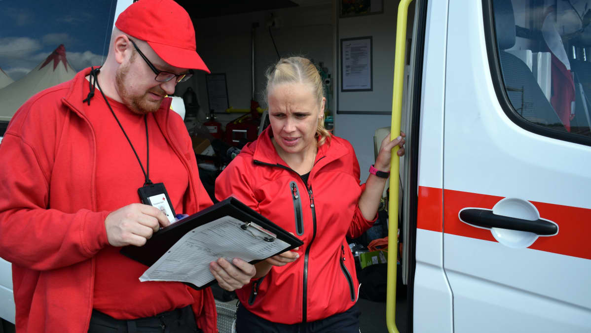 SPR:n vapaaehtoinen Sari Salmi ja ensiapupäivystyksen johtaja Mika Vilpo.