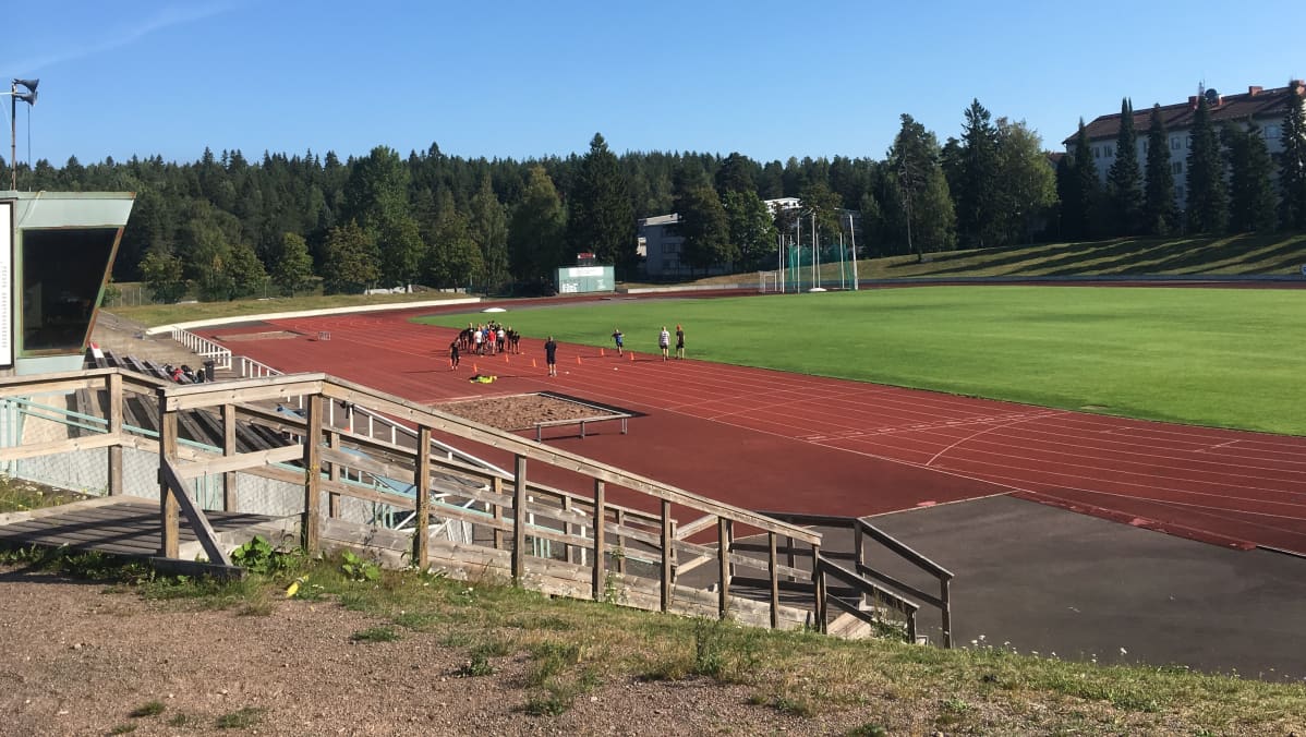Kouvolan yleisurheilukenttä on muun muassa koululaisten käytössä