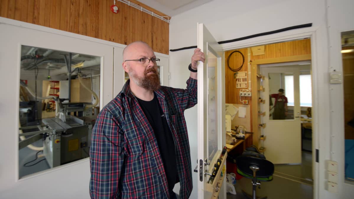 Pekka Matilainen seuraa ovensuusta, mitä luokassa tapahtuu.