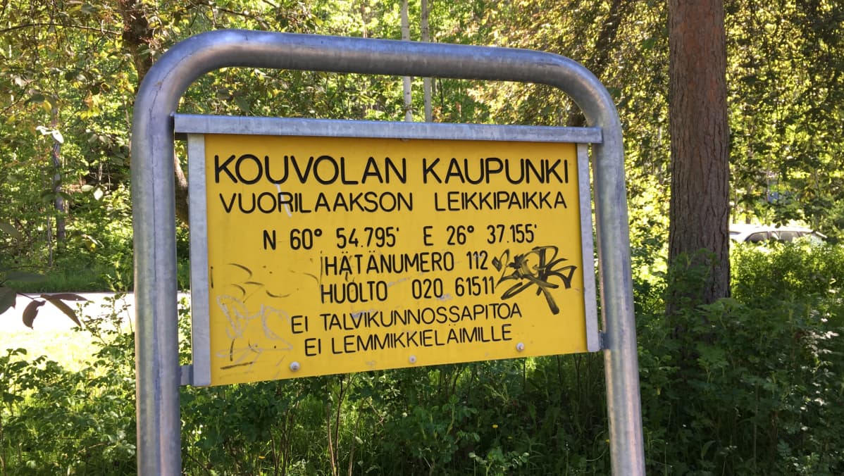 Vuorilaakson leikkipaikan kyltti Kuusankoskella Kouvolassa