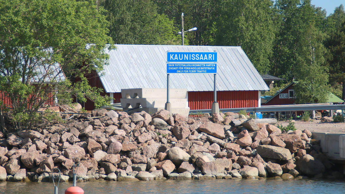 yhteysalusliikenteen kyltti ja laituri Pyhtään Kaunissaaressa