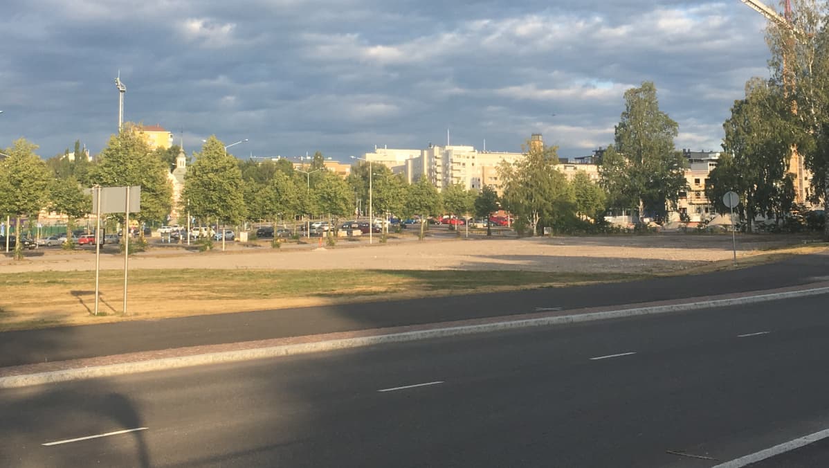 Pumptrackradan tontti eli puretun urheilutalon tontti elokuussa 2019 Lahdessa.