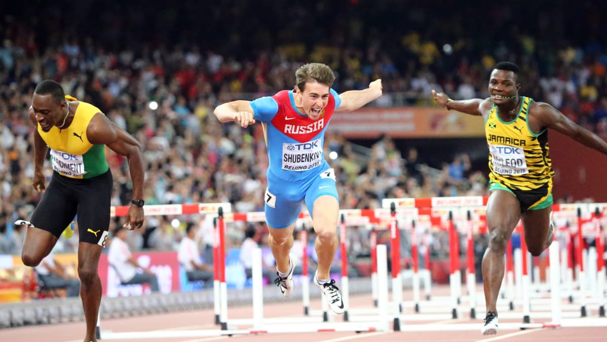 Sergei Shubenkov (kesk.) juoksi miesten 110 metrin aitajuoksun maailmanmestariksi Pekingissä 2015.