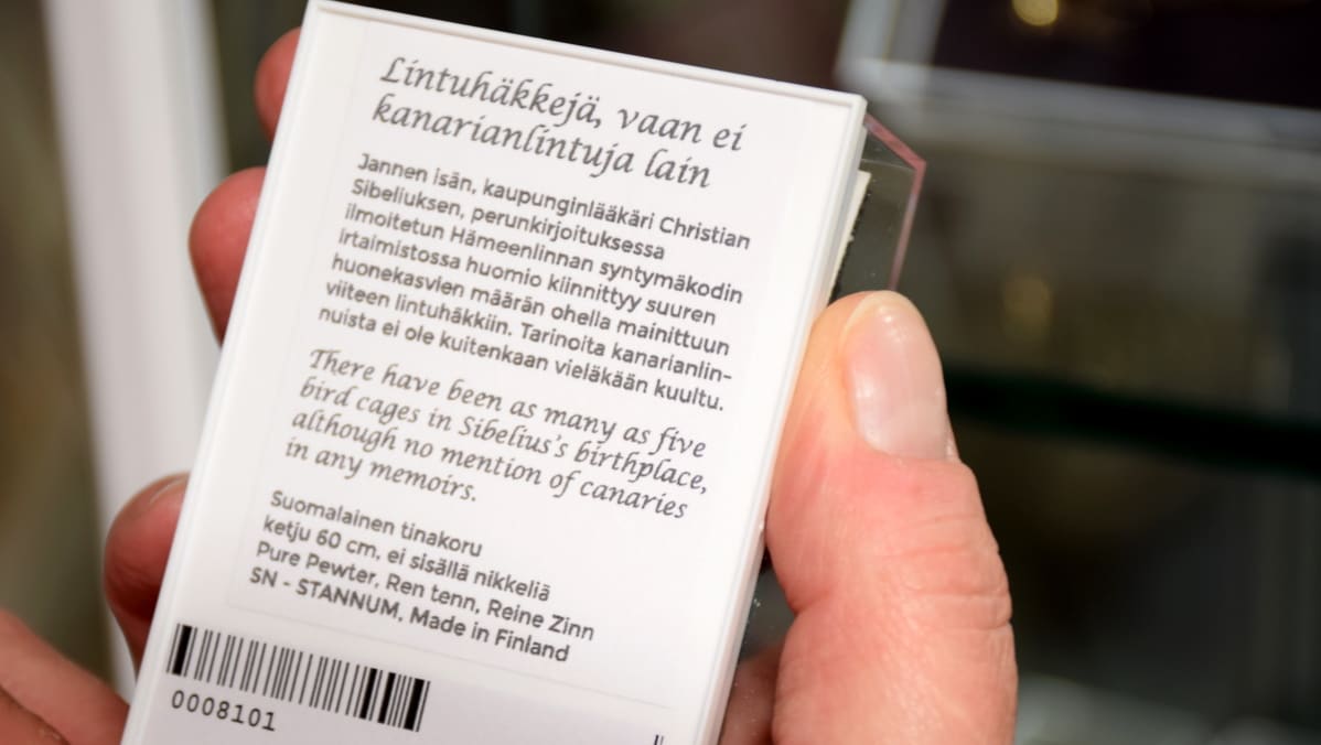Takateksti Sibelius-aiheisen korun rasiasta