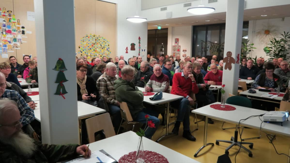 Renkolaiset täyttivät koulun salin susi-illassa.