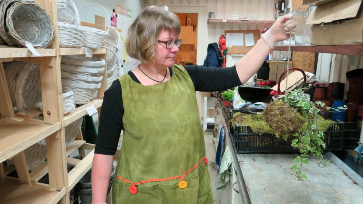 Tarja Jaakkola näyttää sammalpalloa