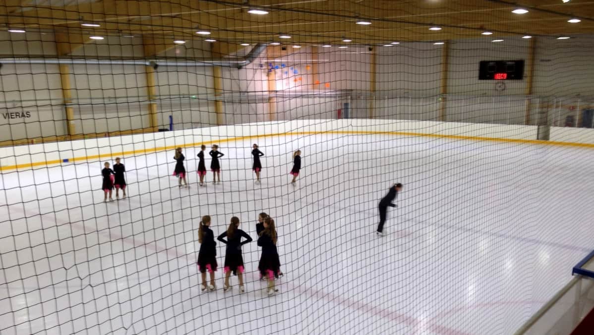 Nuoria taitoluistelijoita harjoittelemassa jäähallilla