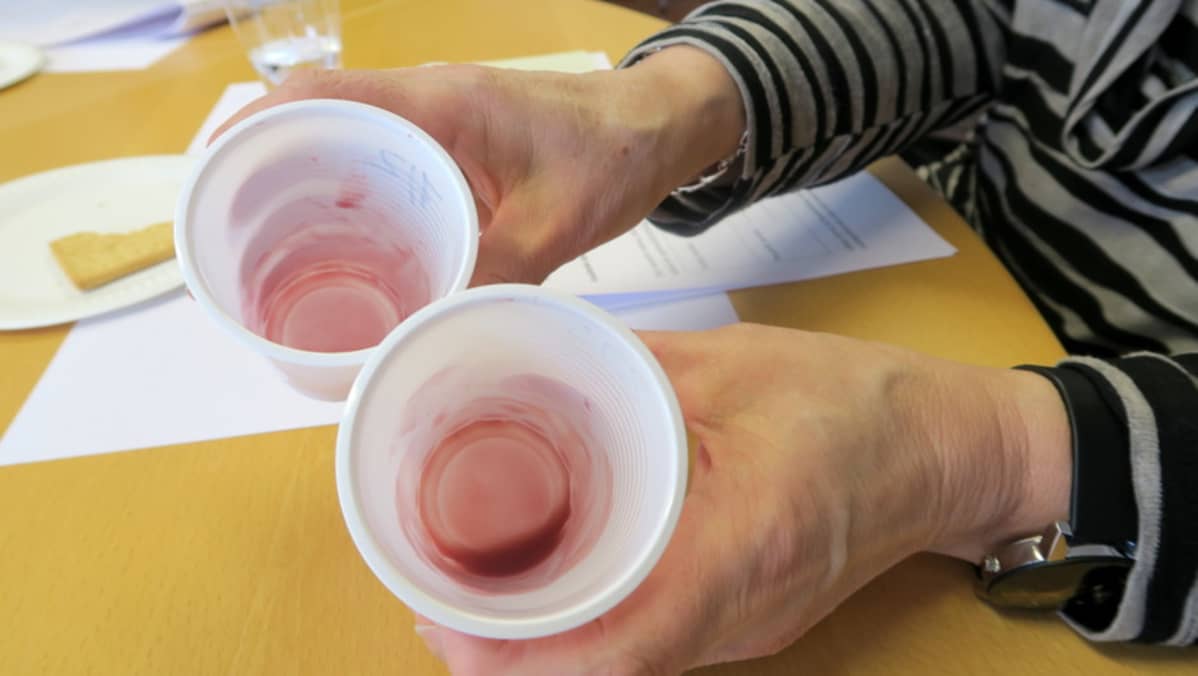 Tyhjät muovimukit naisen käsissä