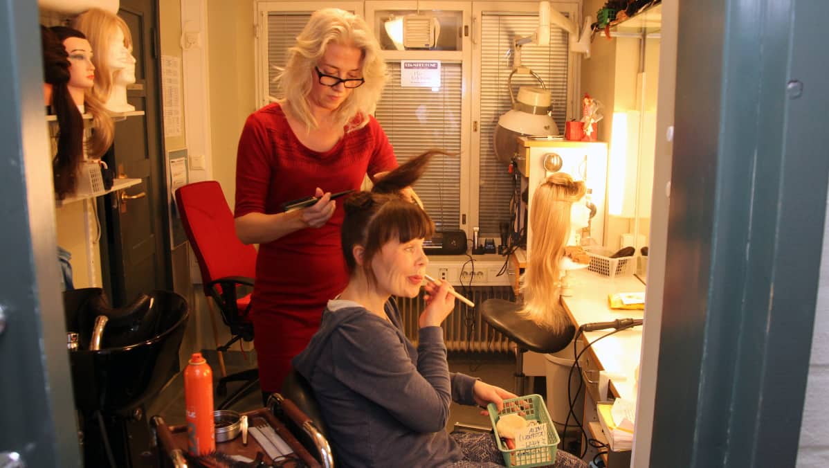 Teatterin kampaaja Sanna Sahlman ja näyttelijä Maria Sarkkinen