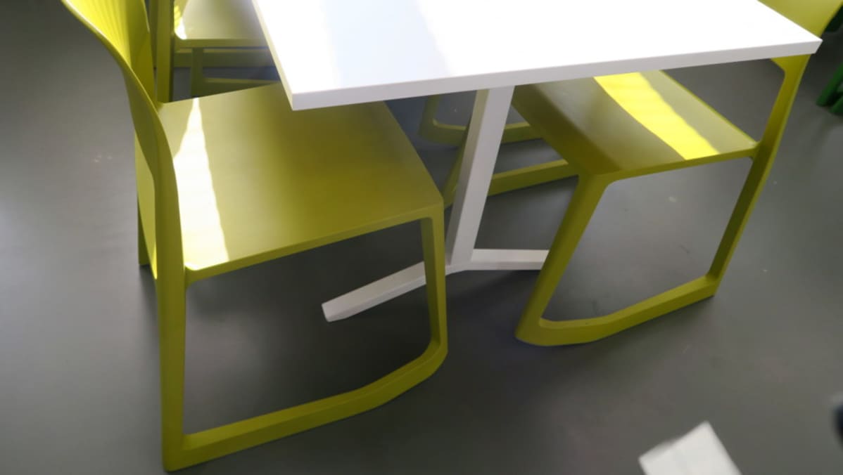 Koulun ruokalan tuolit pöydän ääressä