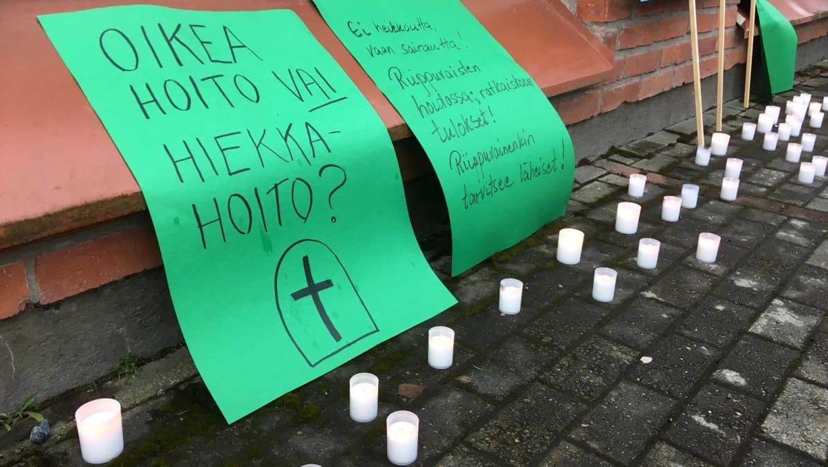 Mielenosoituskylttejä, joissa vaaditaan parempaa päihdehoitoa