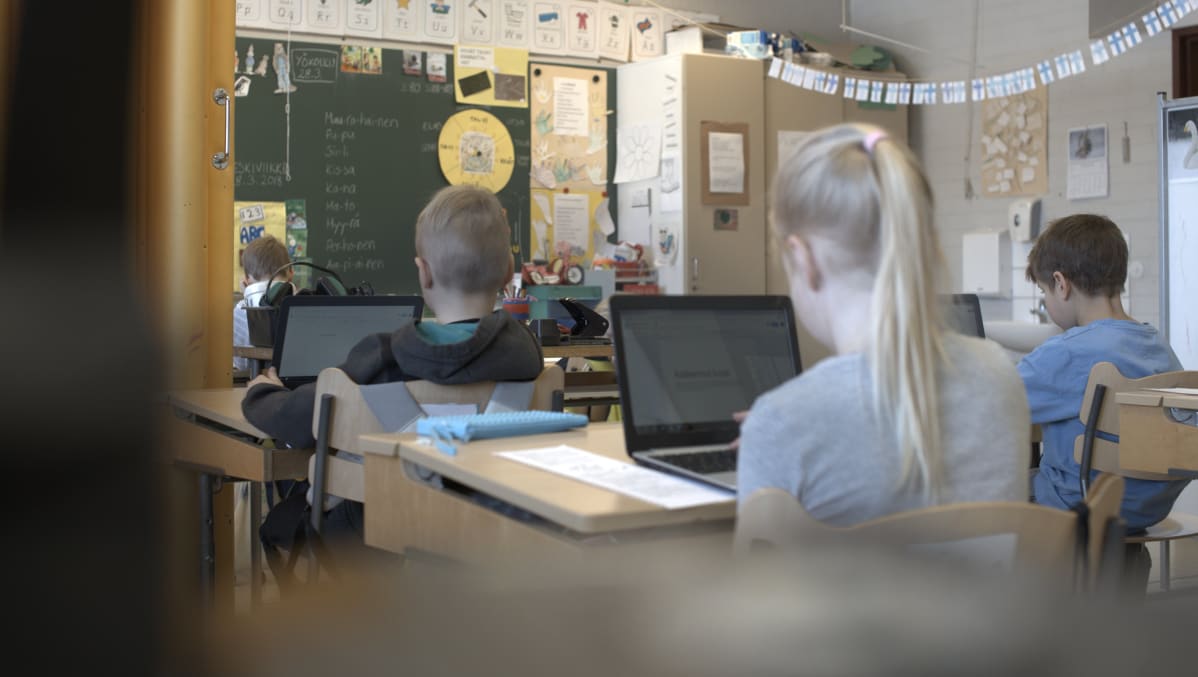 Kannusjärven 2.-luokka äidinkielen tunnilla