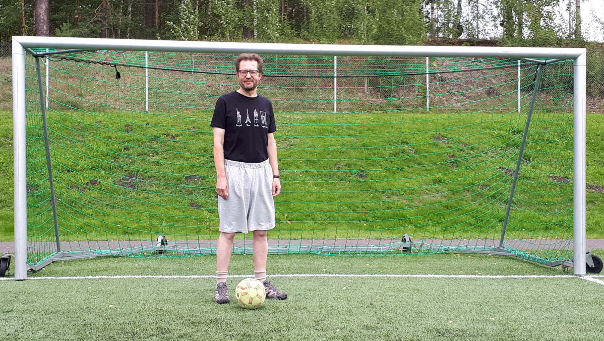 Antti Taipale hoikkana jalkapallomaalin edustalla