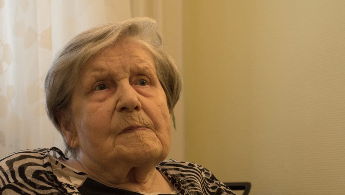 Katri ikkunan äärellä.